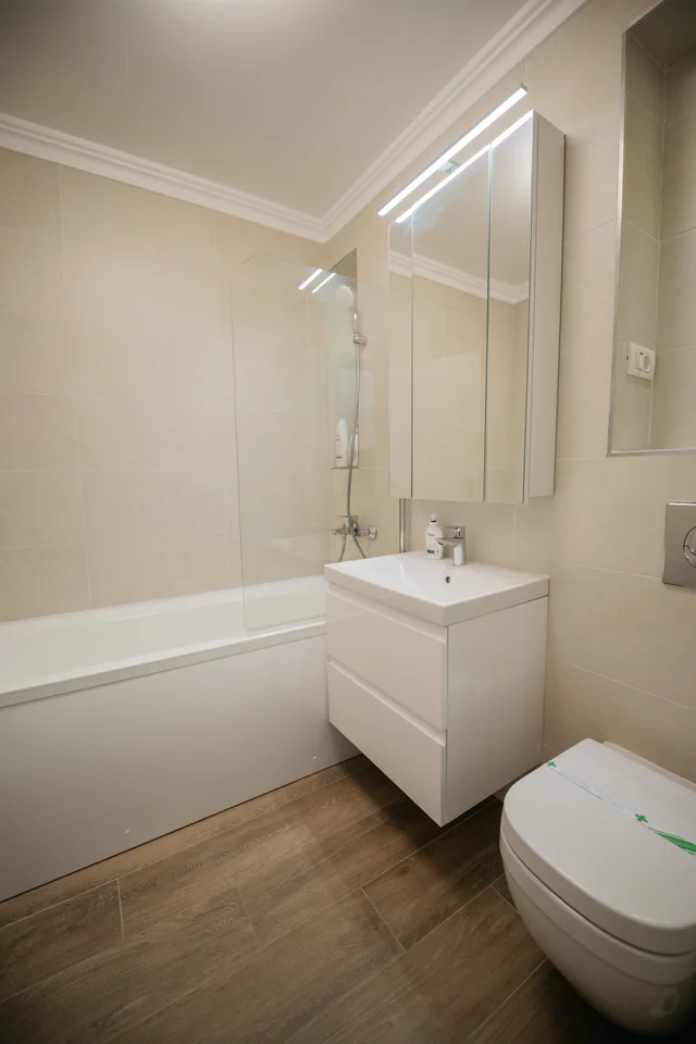 CIRC 32 — en-suite bathroom