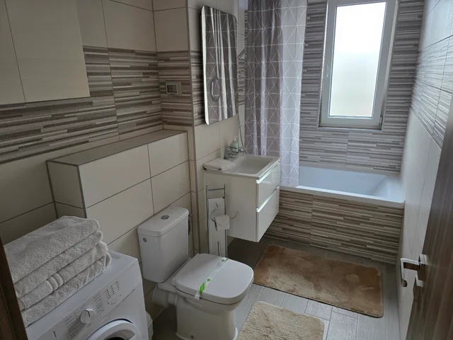 IRIS 25 — en-suite bathroom