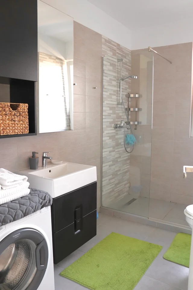 IRIS 5 — en-suite bathroom